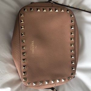 PEACH/NUDE VALENTINO STUD CROSS BODY PURSE